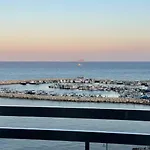 Sea View 1br With Pool Access *