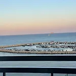 Sea View 1br With Pool Access *