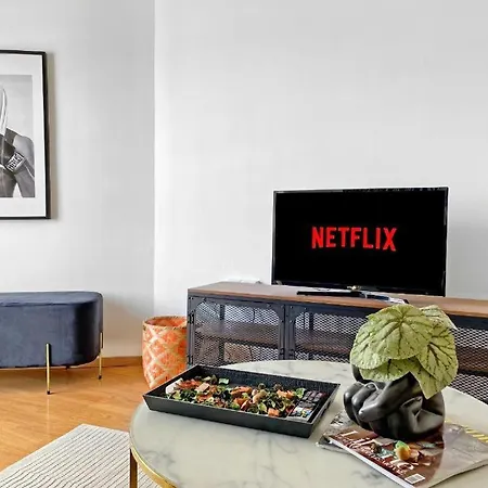 Sea View 1br With Pool Access * ラルナカ